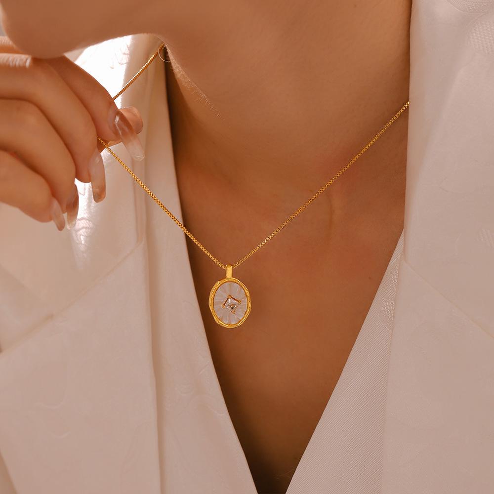 French Retro Oval Mother-of-Pearl Zircon Pendant On 18k Gold-Plated Titanium Steel Clavicle Chain