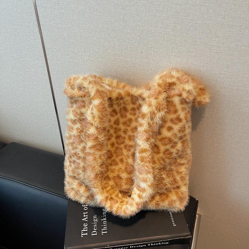 

Autumn tiger print large capacity shoulder bag female cartoon leopard print plush crossbody armpit bag