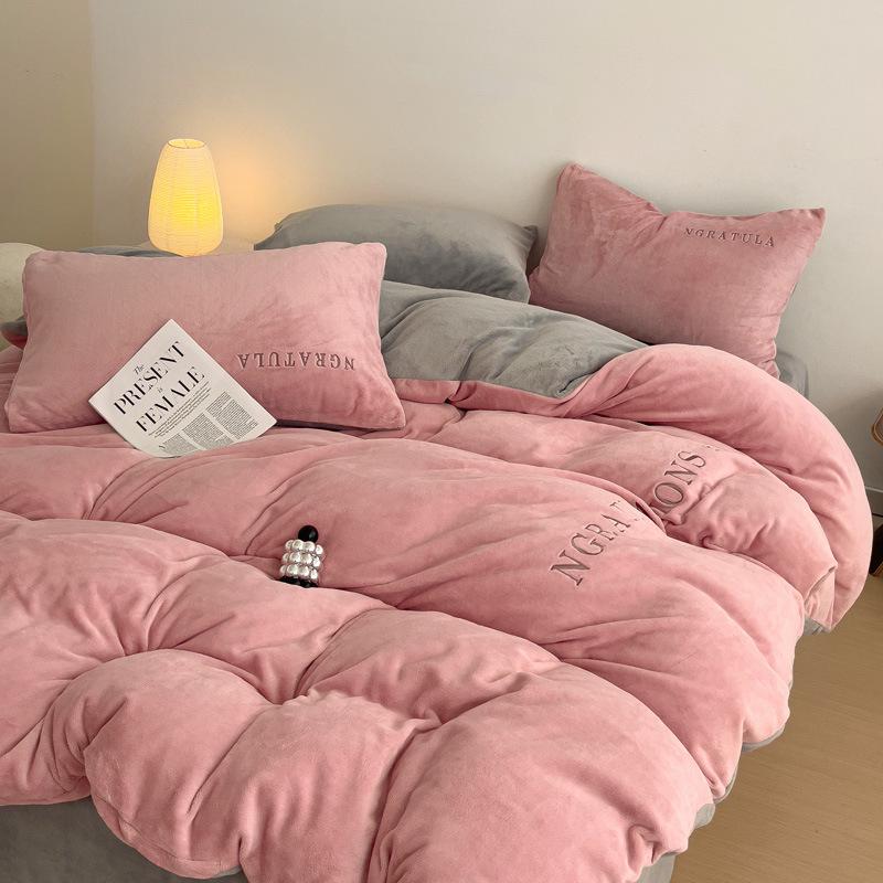 Čtyřdílná postelová sada z těžkého sametu: Dvoubarevné prošívání, plyšový a hřejivý povlak na přikrývku s prostěradly šetrnými k pokožce