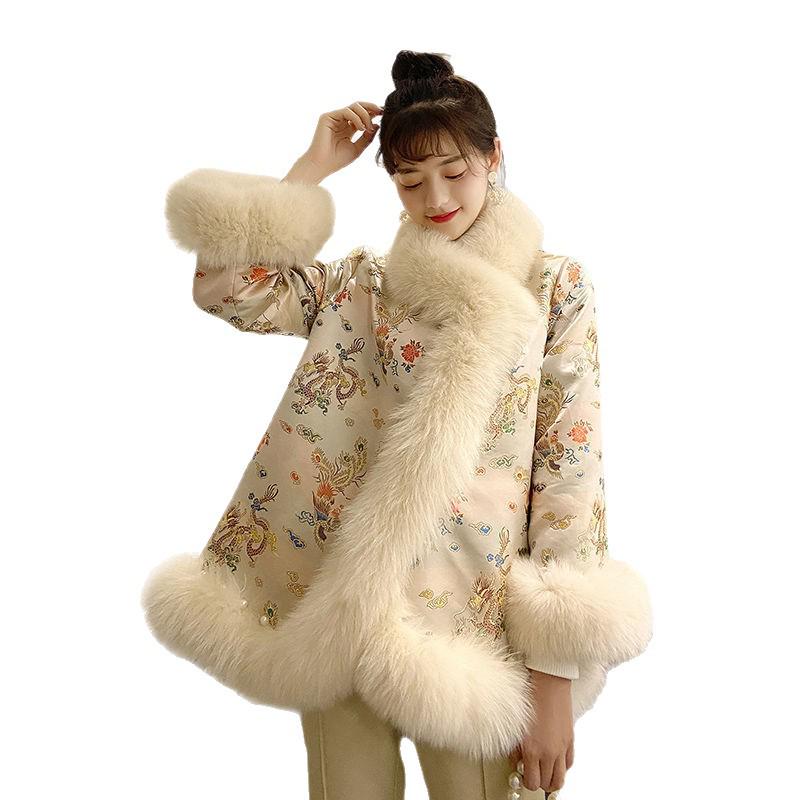 2025 Winter Chinesischer Stil Kunstfellmantel: Damen Midilanger Perlenbesetzter Satin Tang Anzug Umhang