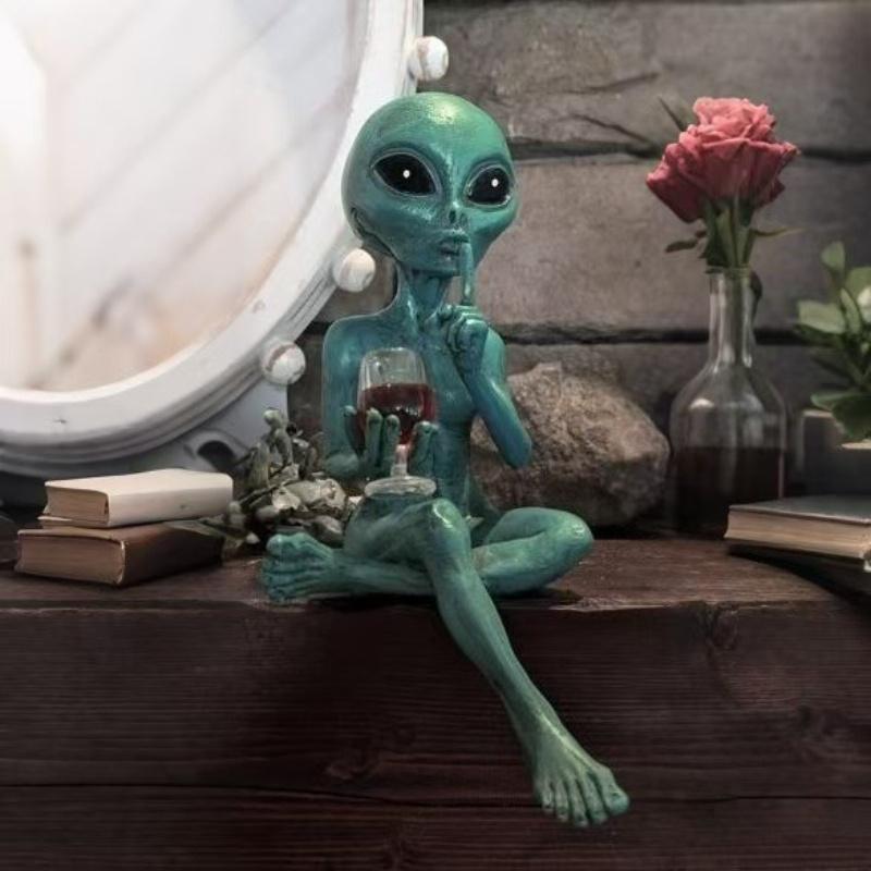 1Pc Funny Alien Statue Sculpture Garden Landscaping Yard Art Ornament Resin Red Wine Drinking Alien Sculpture Desktop Decoration