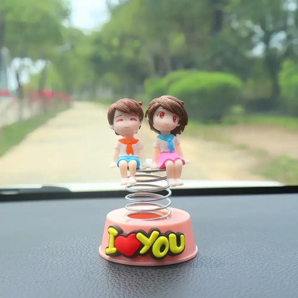 Bonito desenho animado casal primavera balançando a cabeça painel do carro boneca ornamento decoração interior do carro acessórios para presente