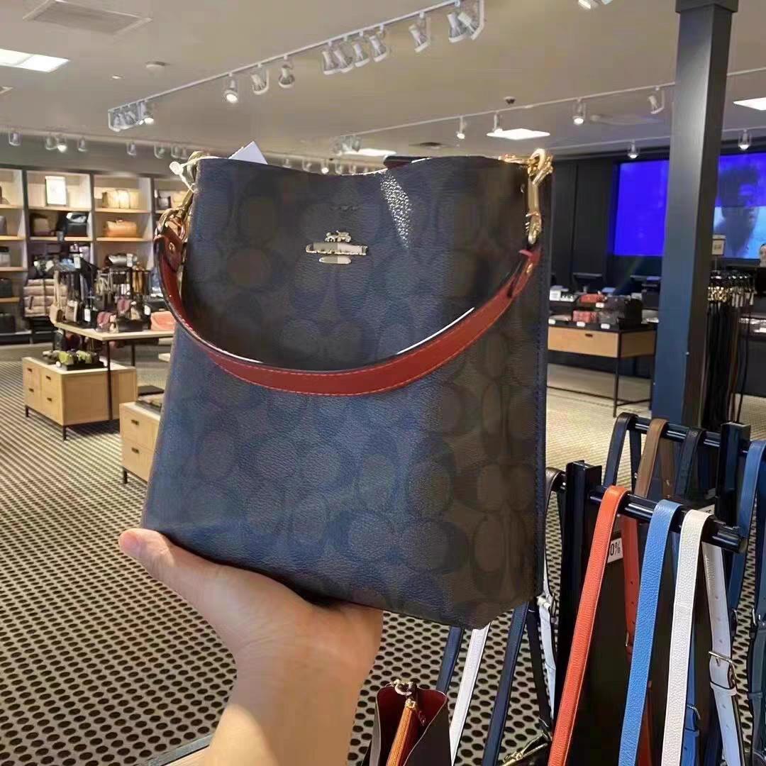 

Женская сумка-ведро через плечо Coach Mollie Classic Monogram большой вместимости 21.6 x 10.4 x 20.2 cm
