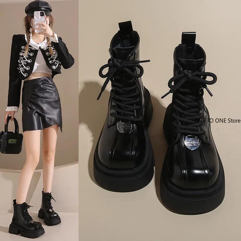 Белые короткие женские ботинки-трубы на толстом каблуке с боковой молнией — фото 3