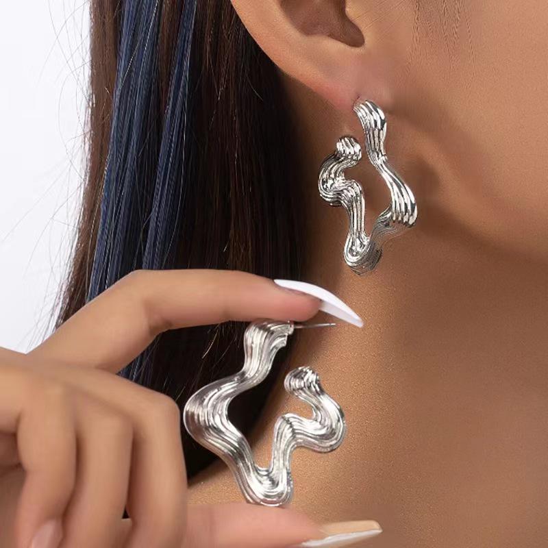 European & American Cold Style Metal Stud Earrings: Retro, High-End, Smooth Design with Personality Ear Cuffs