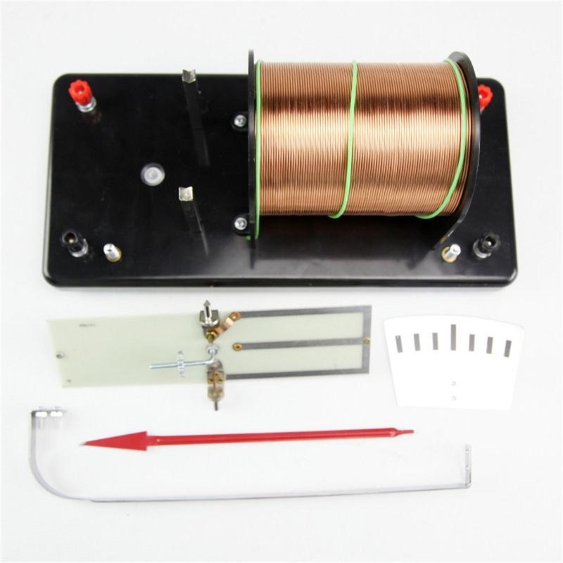 Physik Stromwaage Experimentiergerät mit Metallrahmen und Drahtspule zur Demonstration der Leiterkraft im Klassenzimmer und Schulabor