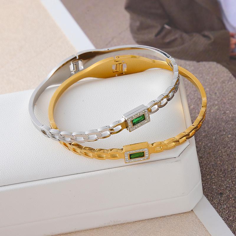 European and American Fashion Emerald Square Diamond Titanium Steel Women's Bracelet - High-End, Light Luxury, Versatile Hand Jewelry.