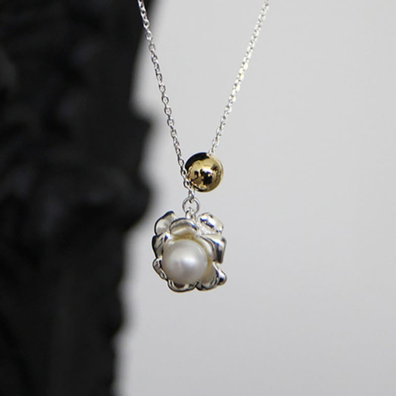 Monde Ligne Bloom pearl necklace