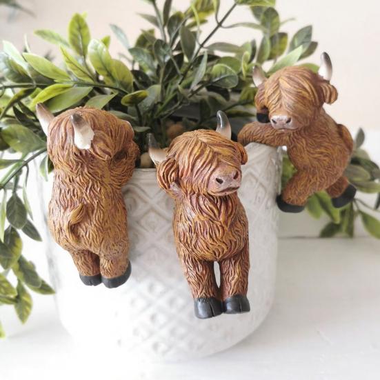 Highland Cow Statue Resin Small Cow Planter Pot Hanger Climbing Animal Flower Pot Hugger for Garden Patio Fence Lawn Yard Plant Pot Decor