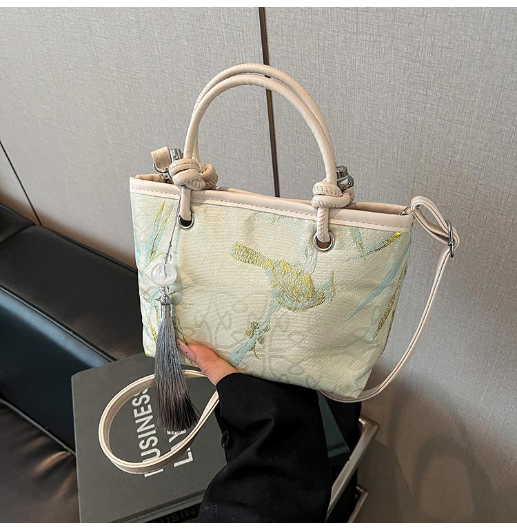 2026 National Chinese Style Spring New Embroidery Personality Western Design Texture Women's Single Shoulder Handheld Bucket Bag