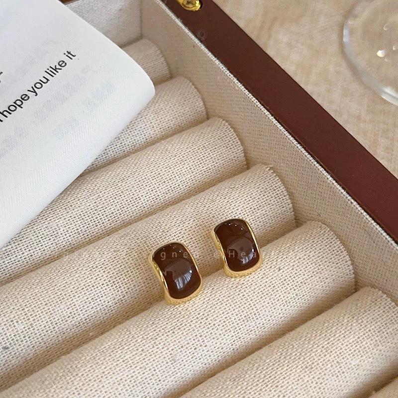 2024 Retro Amber Brown Women's Stud Earrings: High-End, Light Luxury, Niche Hong Kong Style