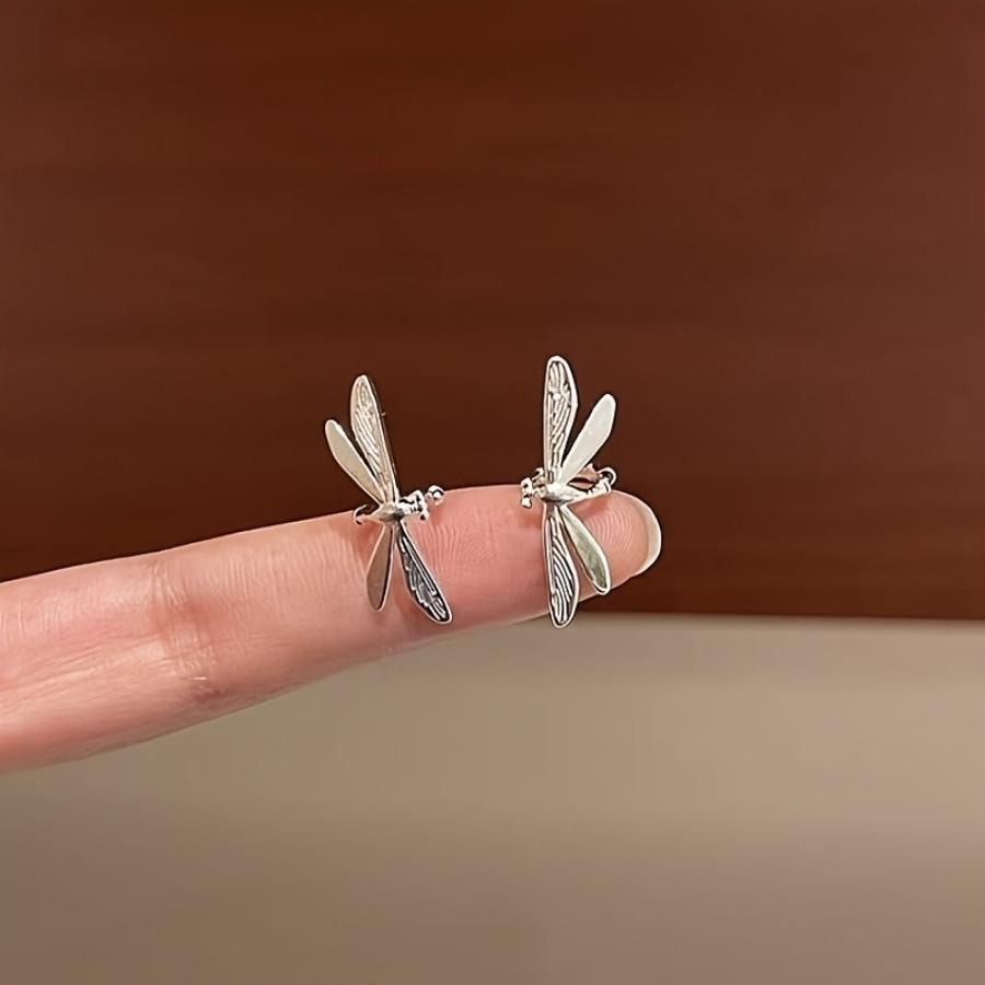 A Simple and Elegant Dragonfly Ear Cuff | No Piercing Required, Unique and Niche Design, Perfect for Daily Wear, Work, and Parties