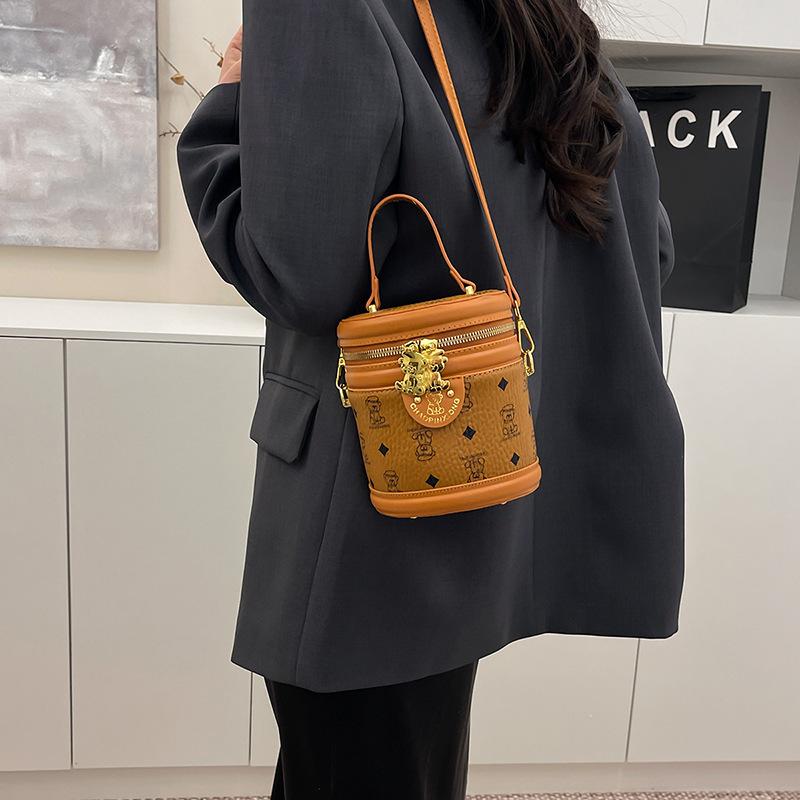 Summer new niche fashion contrasting color M bear rice bucket bag portable shoulder women's bag