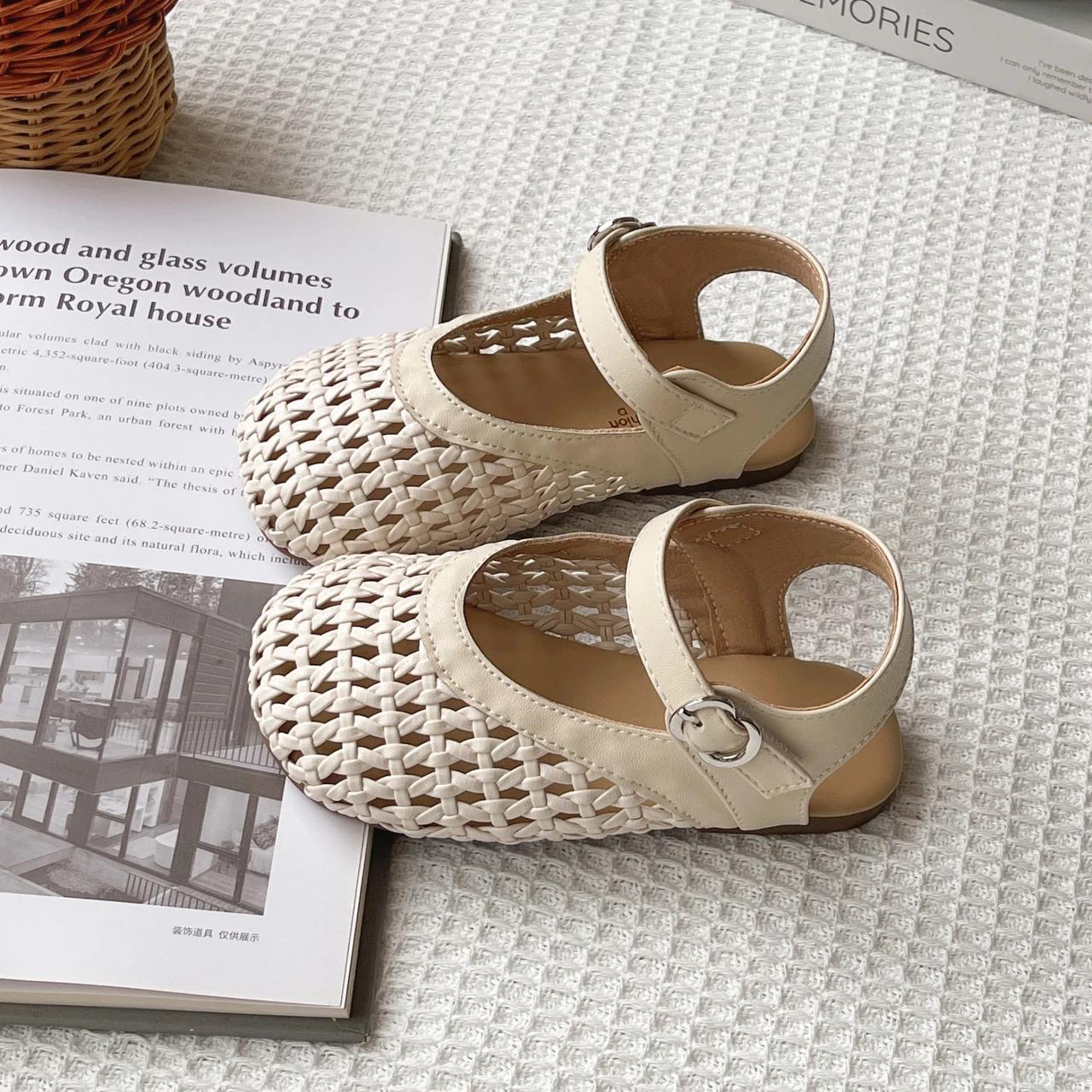 

Летние сандалии для девочек плетеные с вырезами серебристые бежевые детские шлепанцы универсальные минималистичные неглубокие модные детские туфли 22-33 22 бежевый