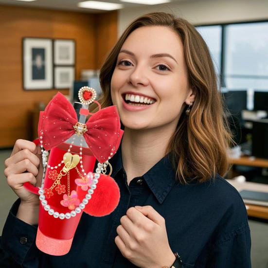 1 Set Tassenhülle Funkelnde Strasssteine Schleife Plüschball Dekoration Kunstperlen Lanyard Tassenzubehör mit Silikonboden-Schutz