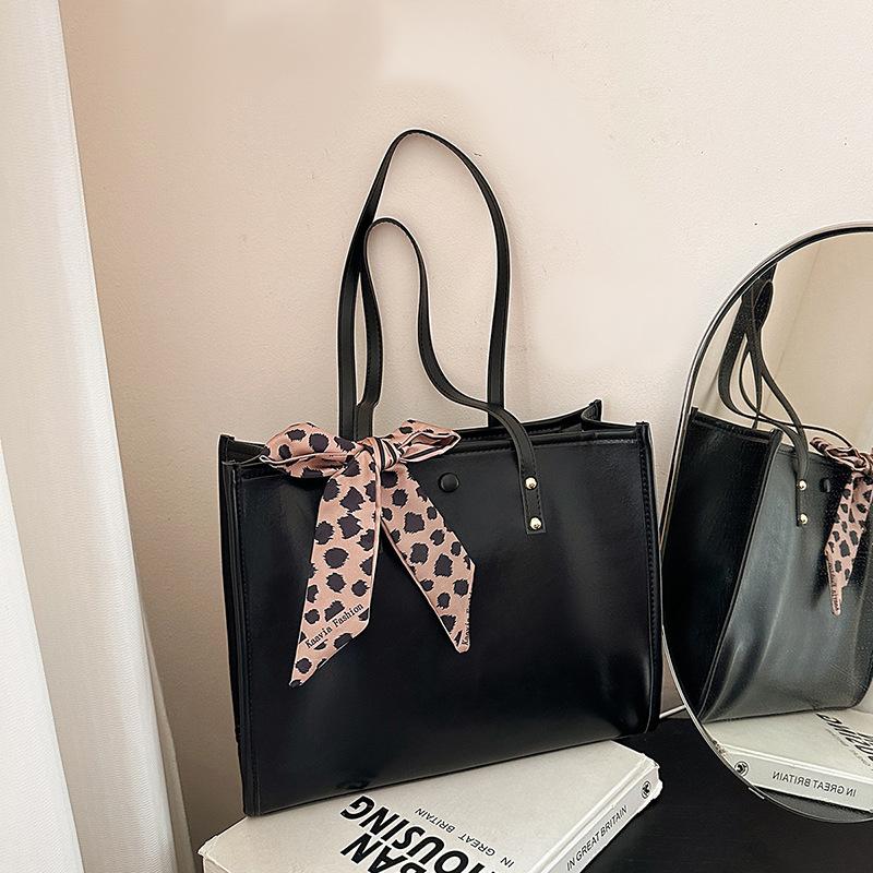 

Large-capacity retro commuter tote bag women s autumn and winter new product sense fashion shoulder bag чёрный