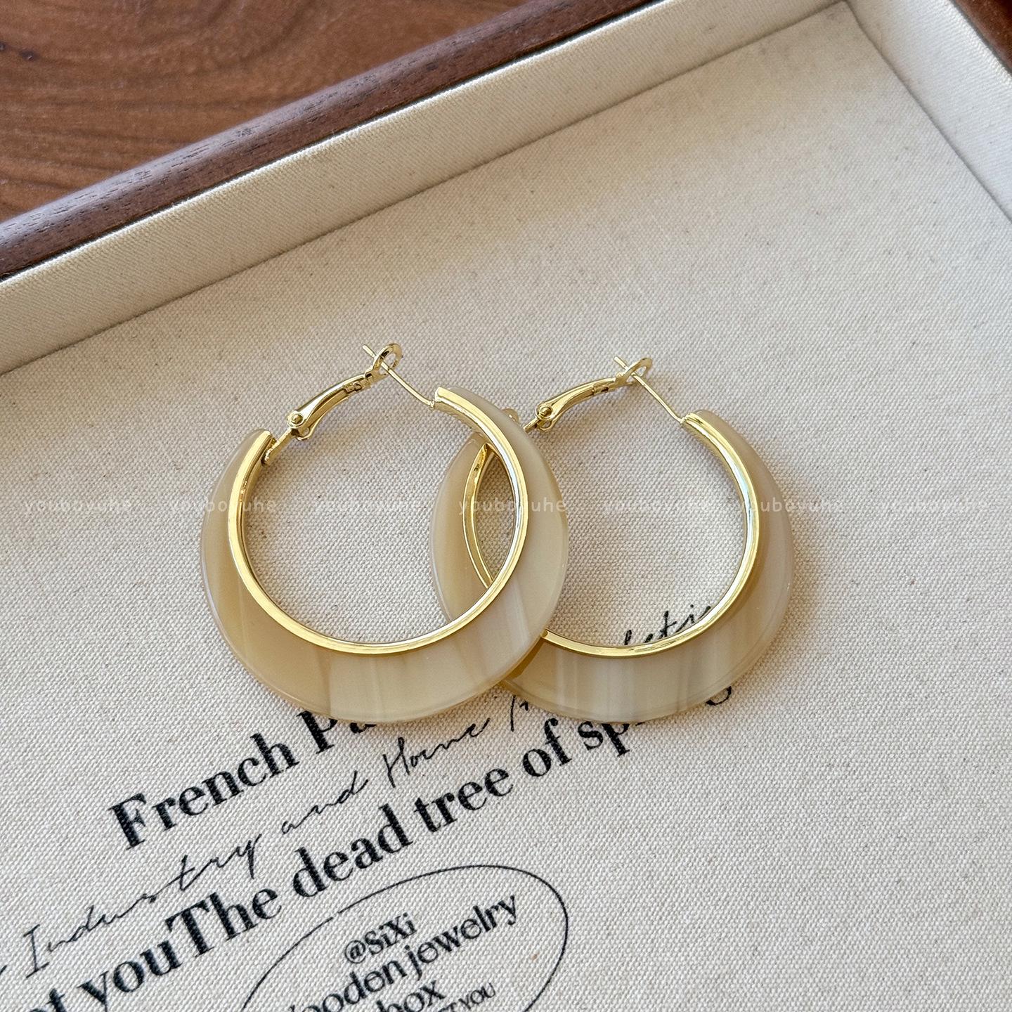 

Early Autumn Hong Kong Style Retro Myer Brown Circle Earrings: Light Luxury High-End Women s Studs for a Beautiful, Elegant Look.