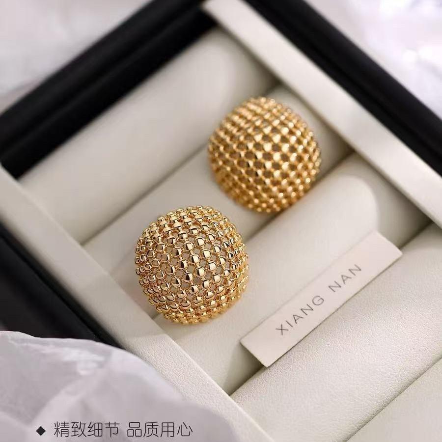 

Retro and Personalized Geometric Hollow Round Bead Square Earrings, Suitable for Women s Perforated Jewelry Gifts золотий