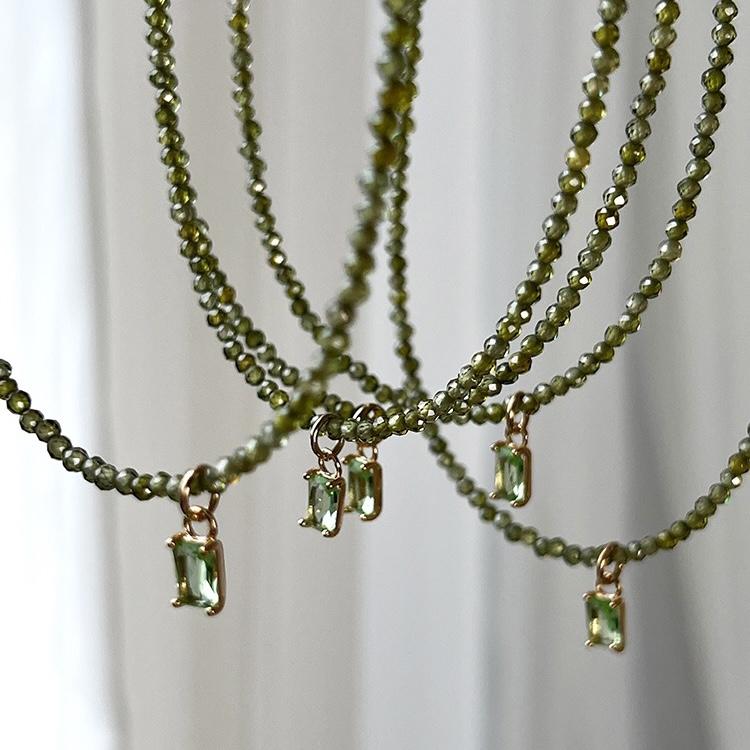 Light luxury green zircon necklace, simple niche design, natural crystal collarbone chain, high-end necklace.
