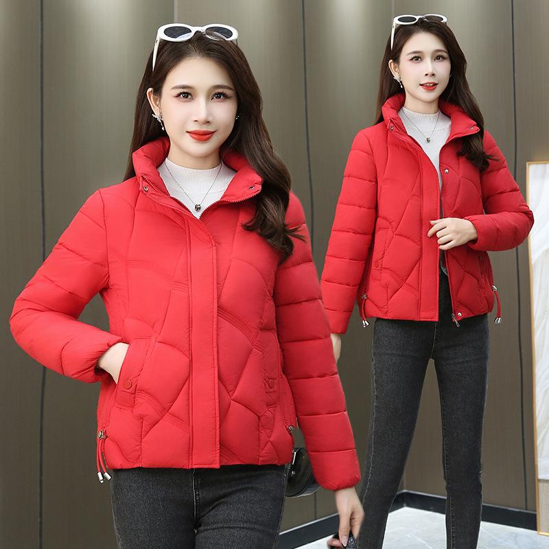 

Новая пуховая одежда для женщин, легкая и короткая зимняя хлопковая одежда, маленькие хлопковые куртки, утолщенные маленькие куртки. 5XL-148-80kg красный