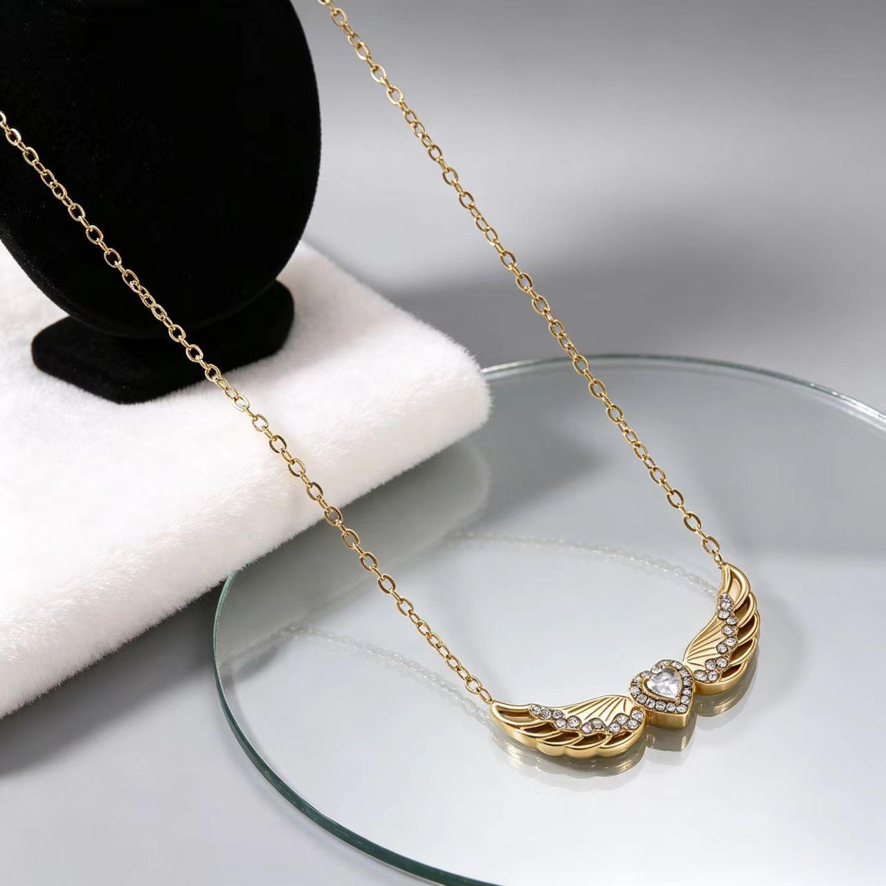 Diamond-Studded Angel Wing Heart Necklace - Golden Light Luxury Titanium Steel Clavicle Chain, Sweet Cool Style 18K Gold