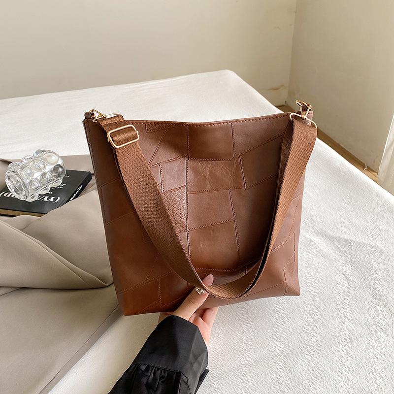 

2024 нова сумка через плече м яка поверхня повсякденна однотонна сумка-тоут сумка для поїздок на роботу велика сумка популярна особистість сумка великої місткості жіноча коричневий