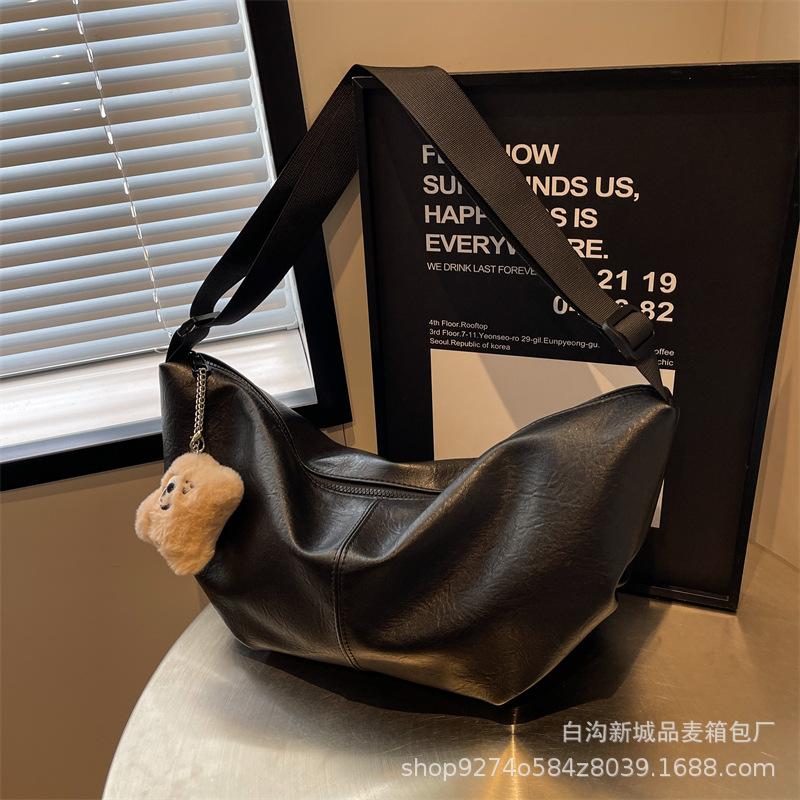 

Large capacity underarm bag women s 2025 new trendy retro women s shoulder bag commuter soft surface crossbody dumpling bag чёрный