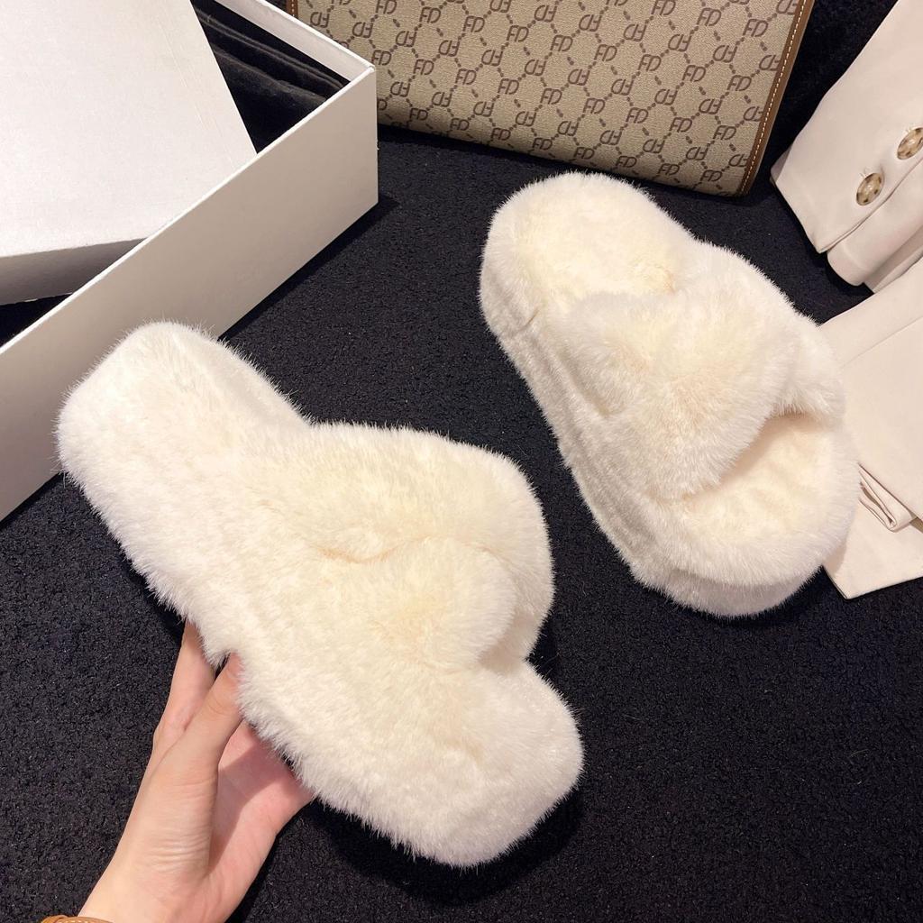 Lata tjockbottnade fluffiga tofflor, moderiktiga och bekväma tofflor för utomhusbruk