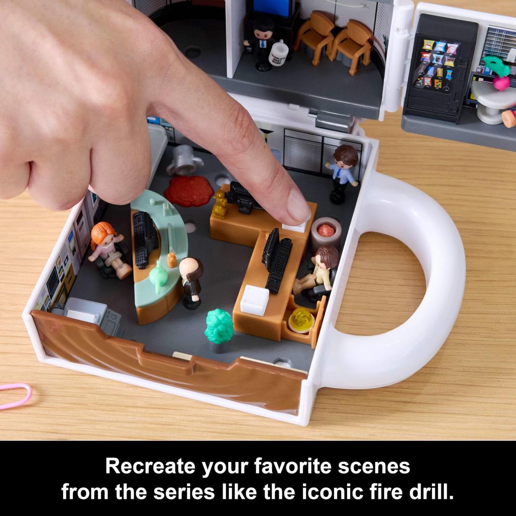 Polly Pocket x The Office Kompaktbox Enthält 6 Spielfiguren und 9 Ein Sammel-Partnerschaftsspielzeug mit einem Kaffee-Spielset-Zubehör. Tasse.