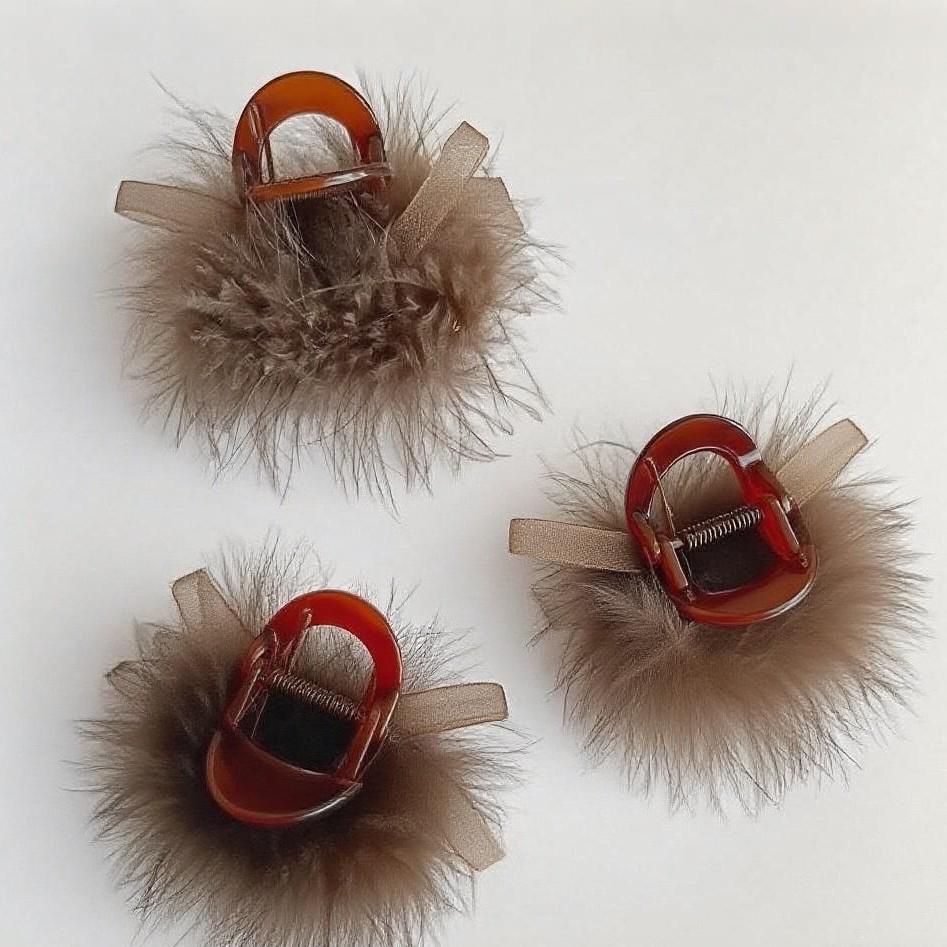 Eleganter Damen-Haarclip für mittellanges Haar mit Design aus schwarzen und kaffeefarbenen Federkrallen