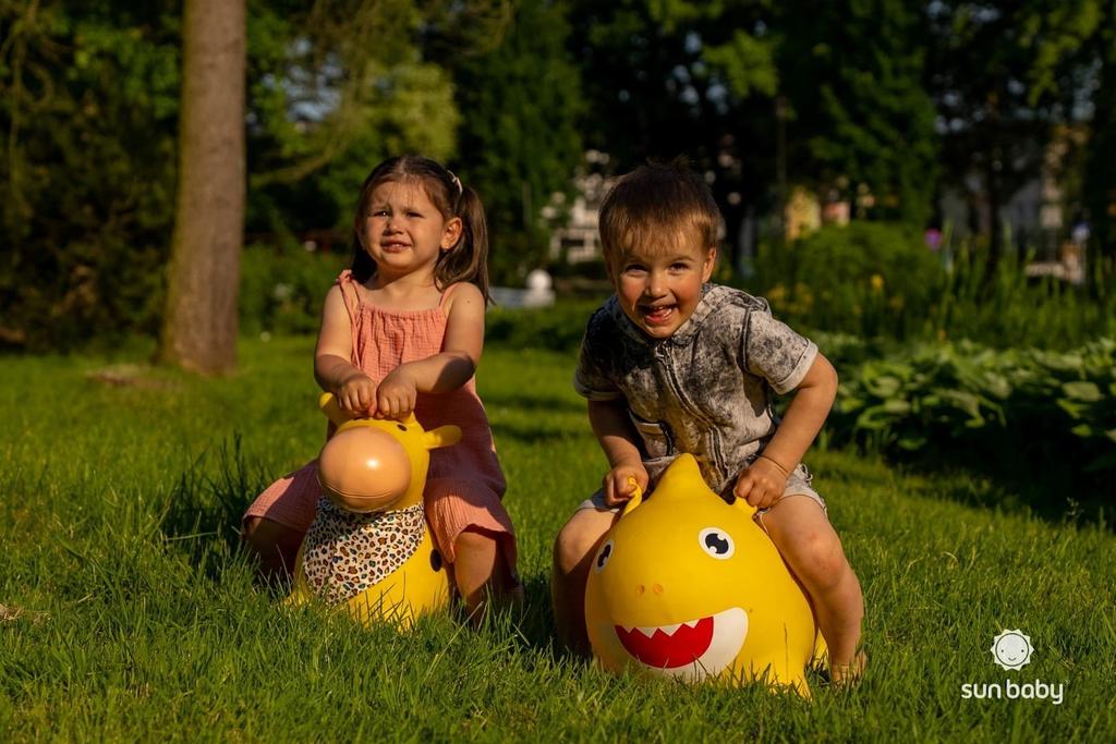 Velký gumový skákací míč pro děti Žralok Baby Shark Modrý Na skákání S pumpičkou, Hračka na skákání