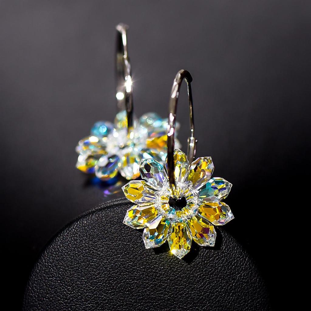 Creolen aus 925er Sterlingsilber, schillernde, schillernde Gänseblümchenblüten mit Aurora Borealis-Kristallen aus Österreich