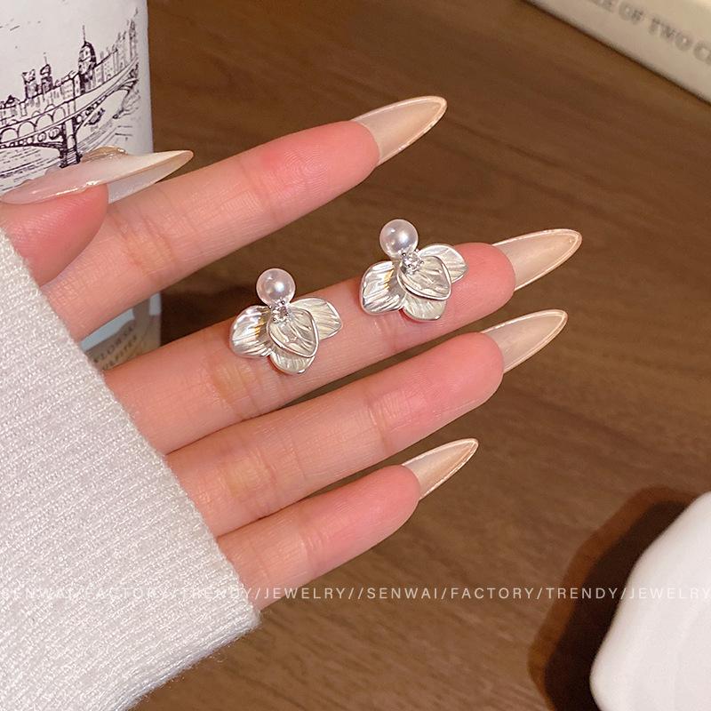 French Retro Pearl Enamel Clover Earrings Women's Niche Design Sense Exquisite High Sense Gentle Earrings