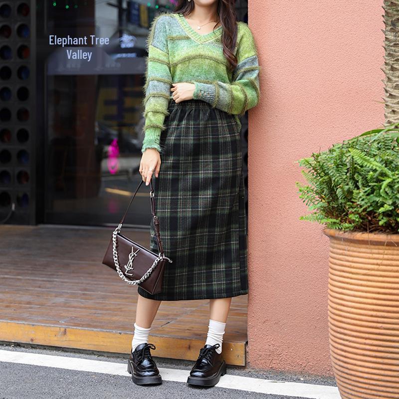2024 Retro Plaid Fleece-Lined Wool Midi Skirt with High Waist & Back Slit