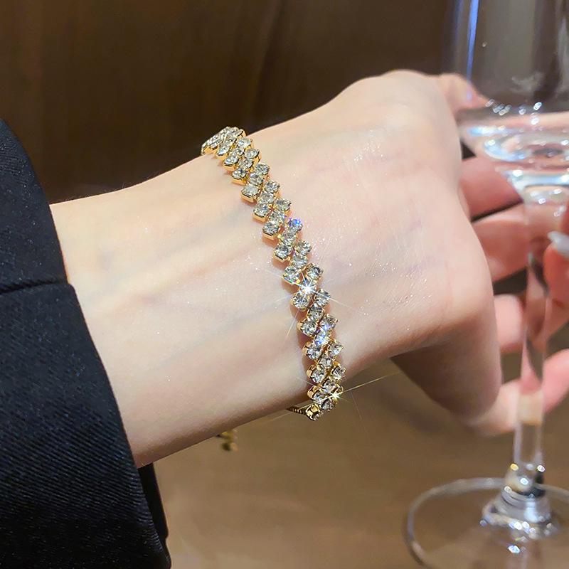Flashy Diamond-Studded Geometric Bracelet - Elegant, Luxury Fashion Bangle for Women