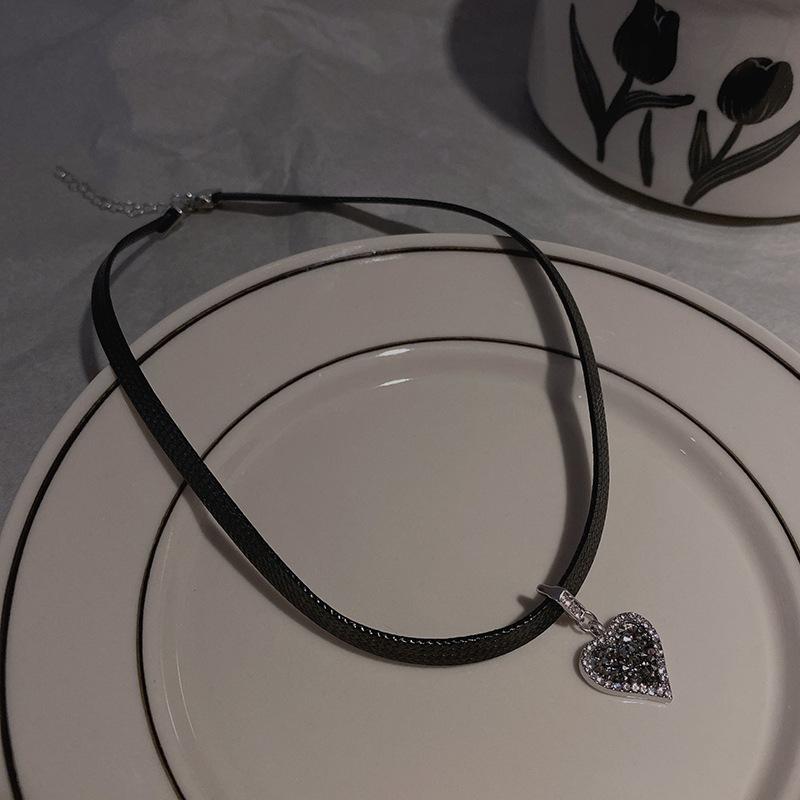 Classic Gothic Black Leather Choker Torques Heart Pendant Necklaces For Women Elegent Fashion Jewelry Valentine's Gifts