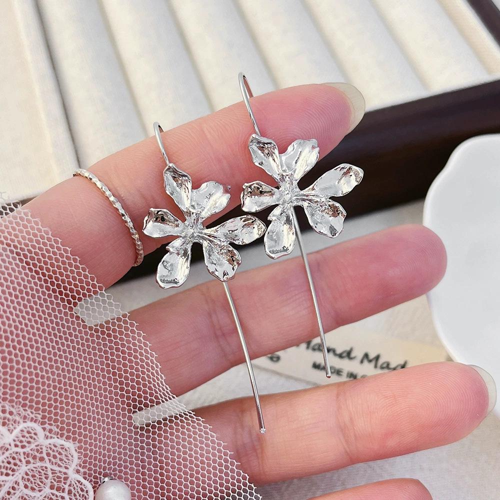 

New French Iris Flower Earrings Light Luxury Elegant Temperament Earrings Premium Earrings срібний