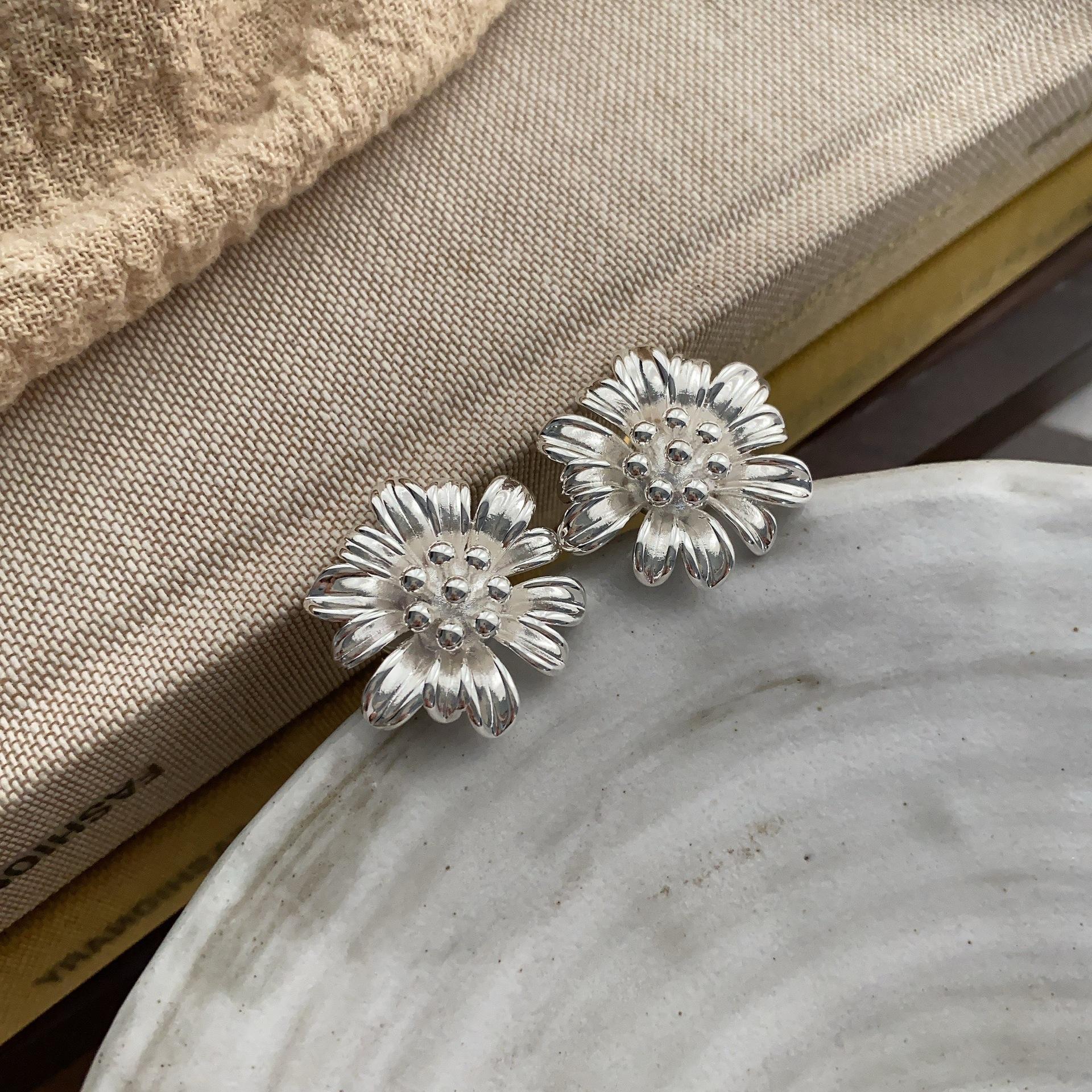 

Design Sense Atmospheric Metal Summer Sunflower Temperament Stud Earrings Advanced Exquisite Stamen Design Earrings