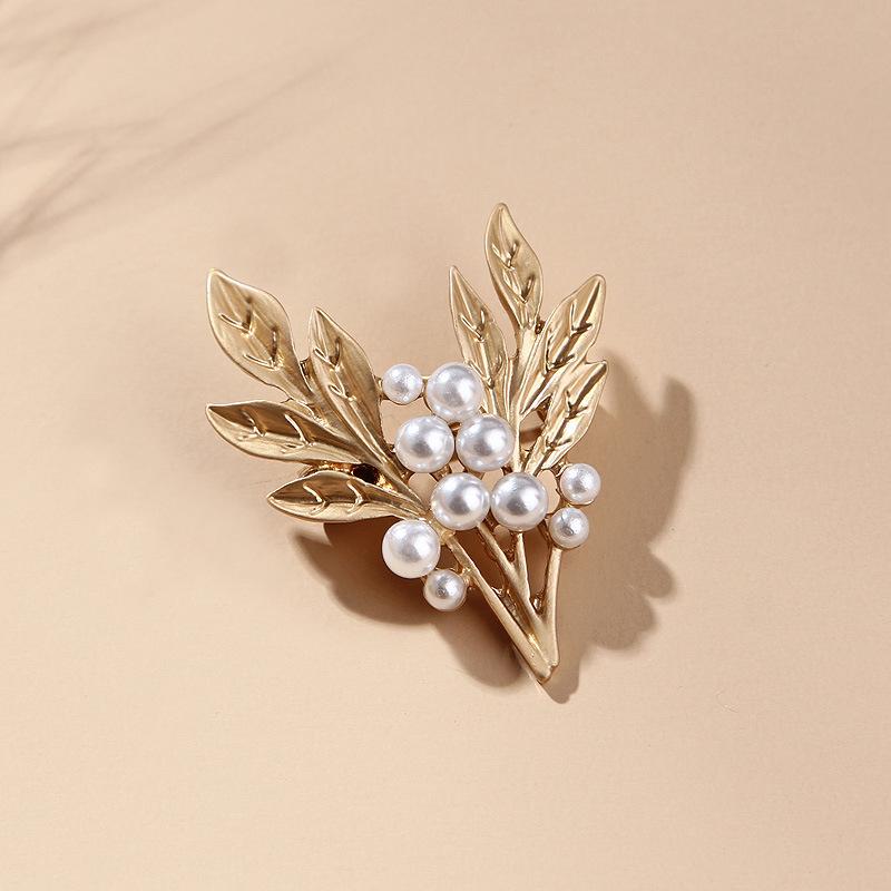 Retro Suit Personality Fashion Popularity No Light Gold Pearl Leaves Female Corsage  Designer Brooch Pin Mini Bobby Pins Perfect Gift for Couples