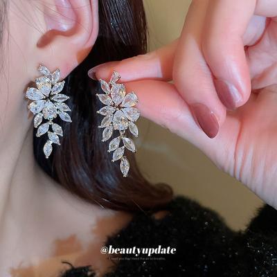 Silver Needle Zircon Leaf Fringed Earrings High Sense Internet Celebrity Style Earrings Personalized Design French Light Luxury Earrings Wholesale