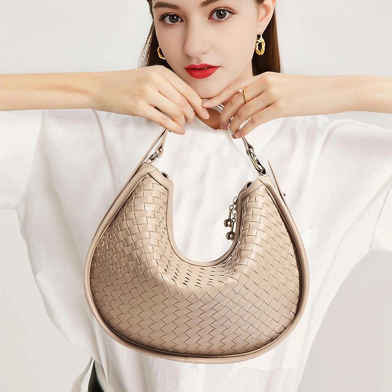 Customized Underarm Crescent Bag, Commuting To Work, Leather, Large-capacity Girls' High-end Shoulder Bag, Women's Portable Woven Bag