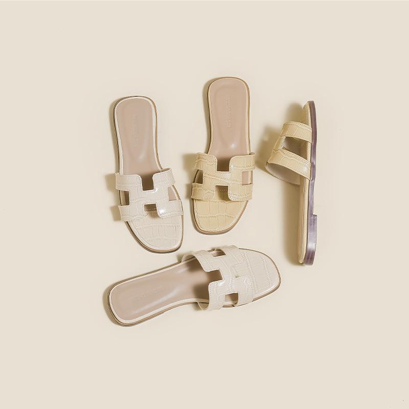 [Localize o segundo cabelo] Sandálias femininas, sapatos de verão, moda praia, sola plana, uma palavra, maré, chinelos brancos que as mulheres usam.