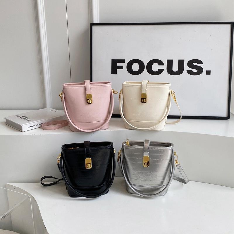 Hand Carrying Bucket Bag, New Women's Solid Color Shoulder Bag, Fashionable and Simple Casual Messenger Bag.