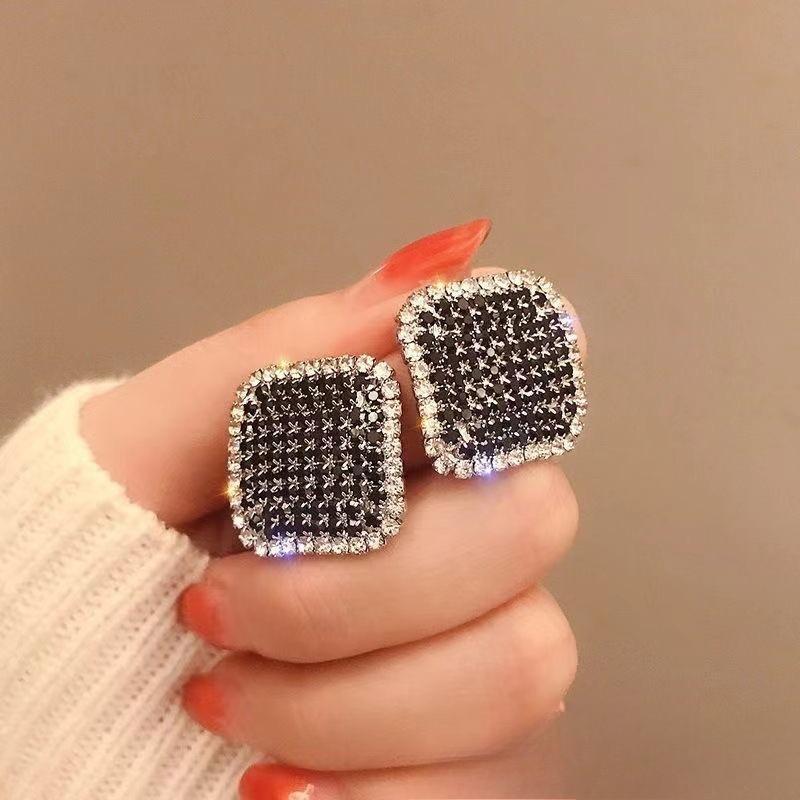 Pendientes de perlas de alta gama de moda Pendientes retro de nicho francés de lujo ligero Pendientes de perlas simples y versátiles para mujer