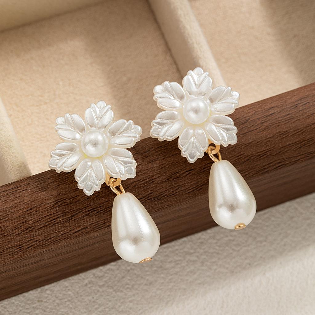1 pair of French retro flower water drop pearl stud earrings, light luxury elegant socialite style earrings