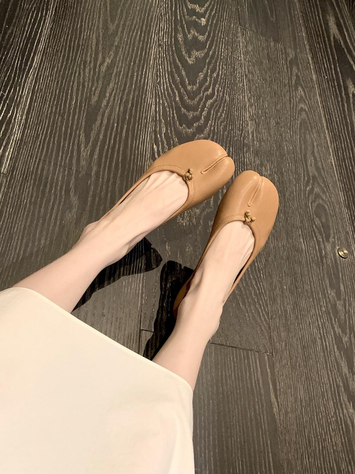 

[Су Иинь в том же стиле] Личные вещи~ Кожаные туфли с раздвоенным носком в виде свиных копыт, лоферы на плоской подошве с неглубоким вырезом, женские туфли 40