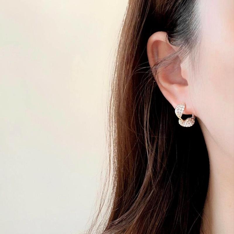 Double Arc Twisted Ear Buckle Light Luxury Niche Design Earrings Exquisite, Simple, High-end Feeling Earrings for Women