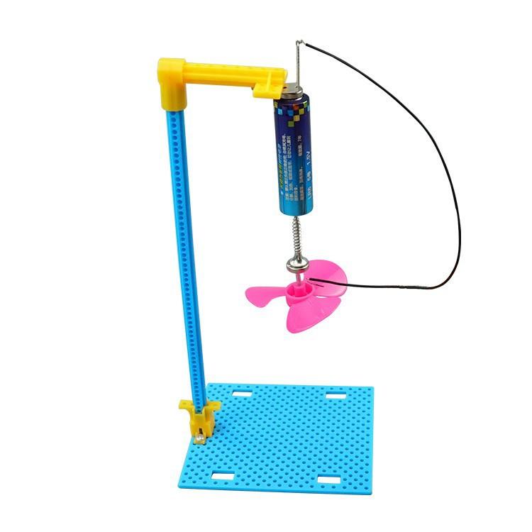 

Электромагнитный вращающийся вентилятор Модель батареи Медный провод Магнит Индукционный эффект Научный эксперимент Технология своими руками Малое производство синий