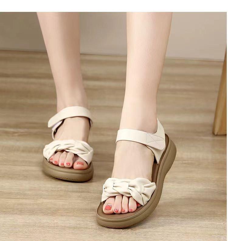 Beach Shoes Mother Sandals Women's Summer Flat Bottom 2025 New Fashionable Middle-aged Versatile Platform Heel with Sandals