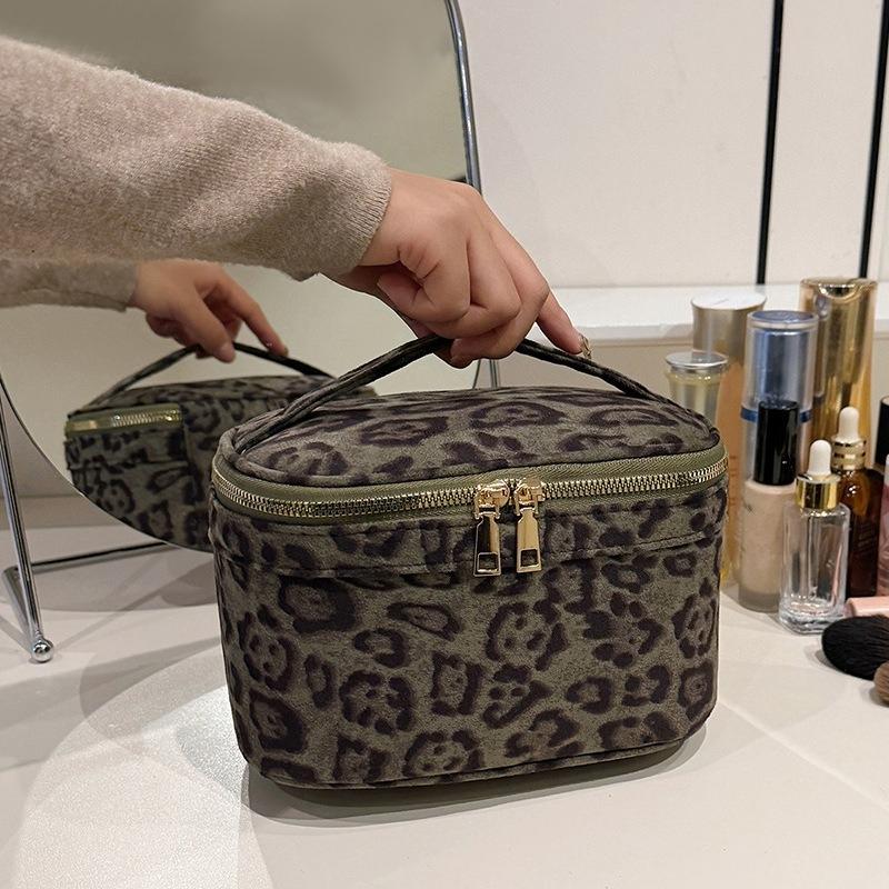 Damen Wildleder-Kosmetiktasche Große Kapazität Bade-Reisebeutel Vintage Make-up-Taschen Handgehaltene Aufbewahrungstasche Leopard-Kulturbeutel